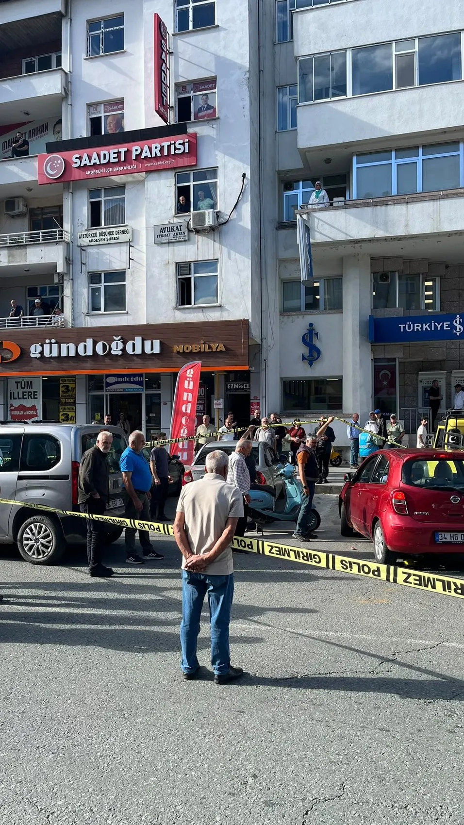 Ardeşen'de banka önünde dehşet anları: Motosikletli gence kurşun yağdırdılar