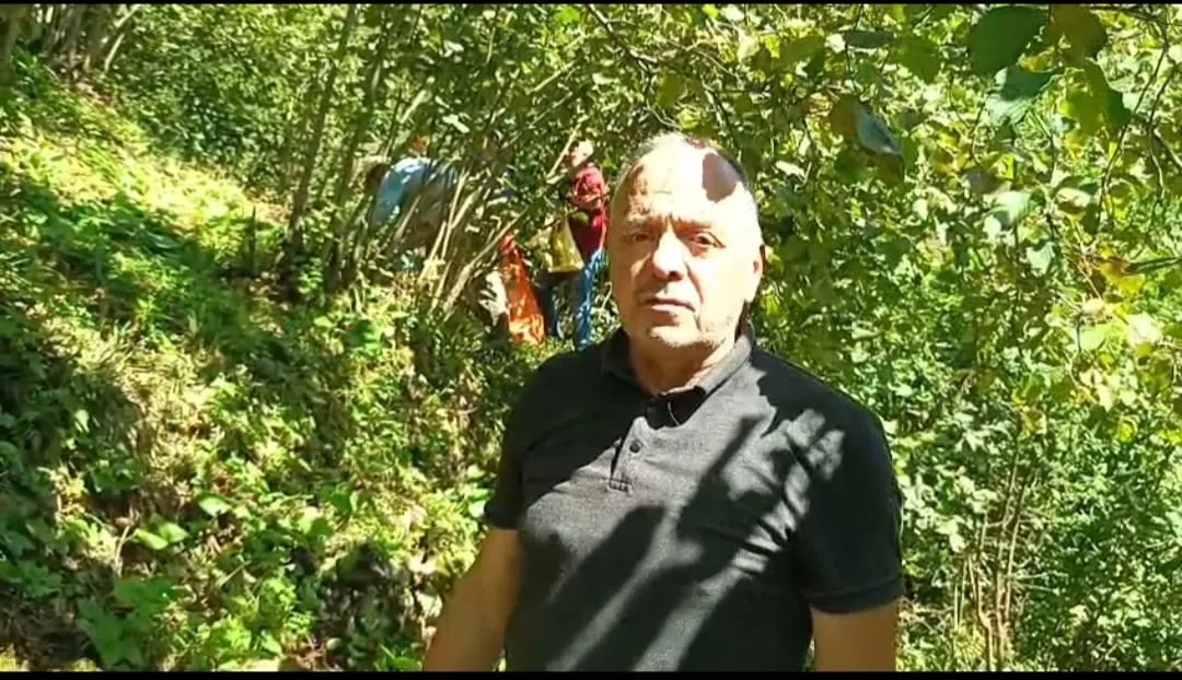 Acı dolu bahçede dayanışma vakti: Mahalleli, hayatını kaybeden kardeşlerin yarım kalan hasadını tamamladı
