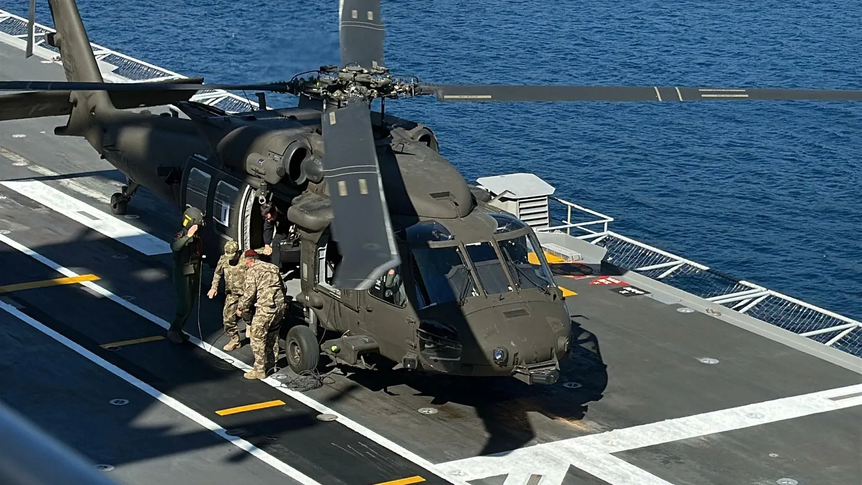 Mavi Vatan'da tarihi an: TCG Anadolu'dan ilk kez dikey kalkış yapıldı