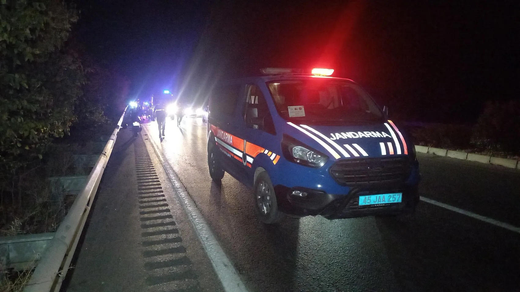 Manisa'da gece yarısı dehşeti: Bariyerlere sıkışan sürücü için zamana karşı yarış