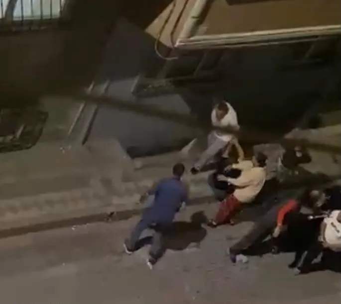 Sultangazi'de aile içi gerilim sokağa taştı: Kadına şiddet ve bebek arabalı saldırı anları kamerada