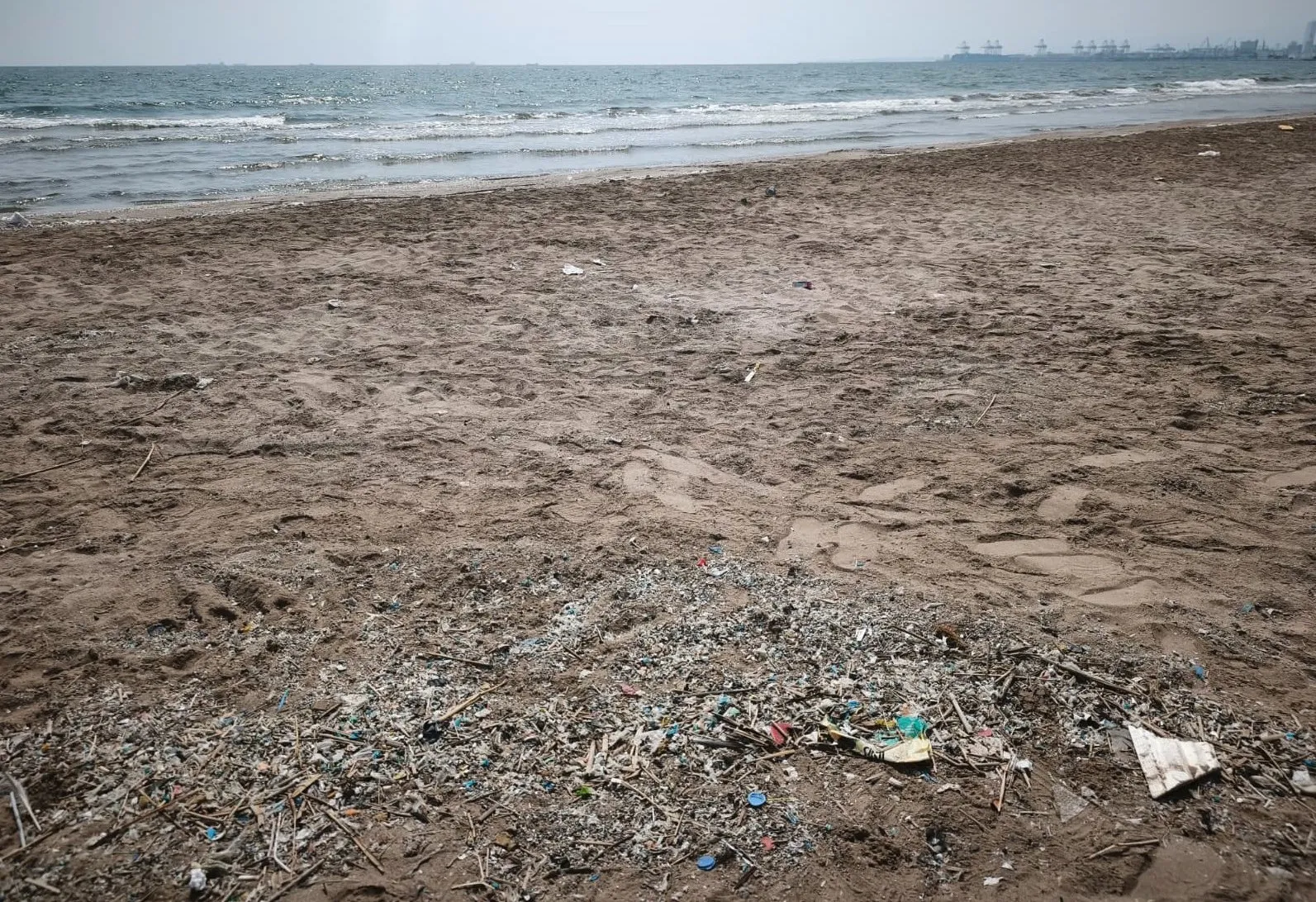 Akdeniz'in derinliklerinde sessiz istila: Balıkçı ağları artık deniz canlısı değil plastik doluyor