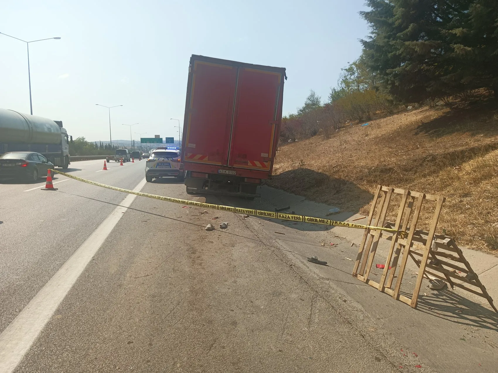 Emniyet şeridindeki tamir girişimi faciayla bitti: Bir kişi hayatını kaybetti