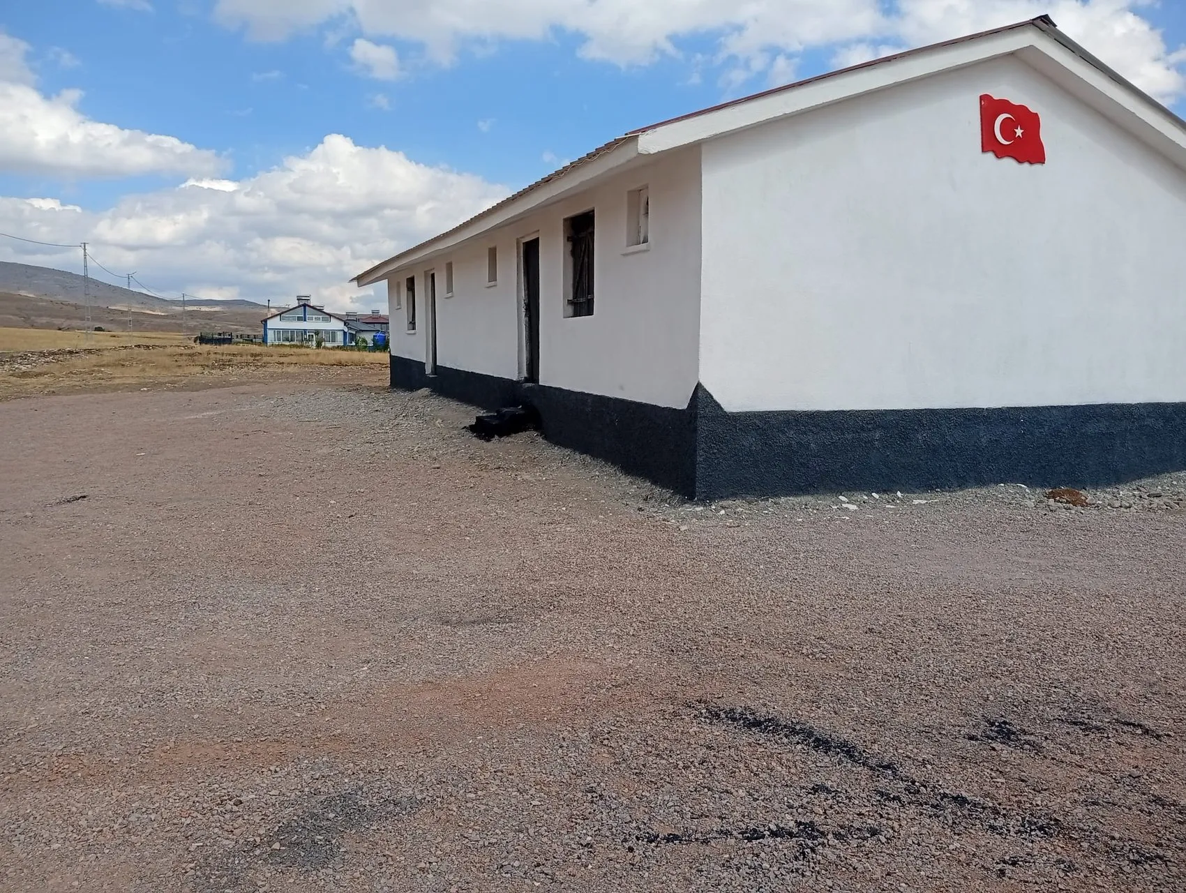 Sivas'ta yarım asırlık okul binası köylülerin omuzlarında yeniden hayat buldu