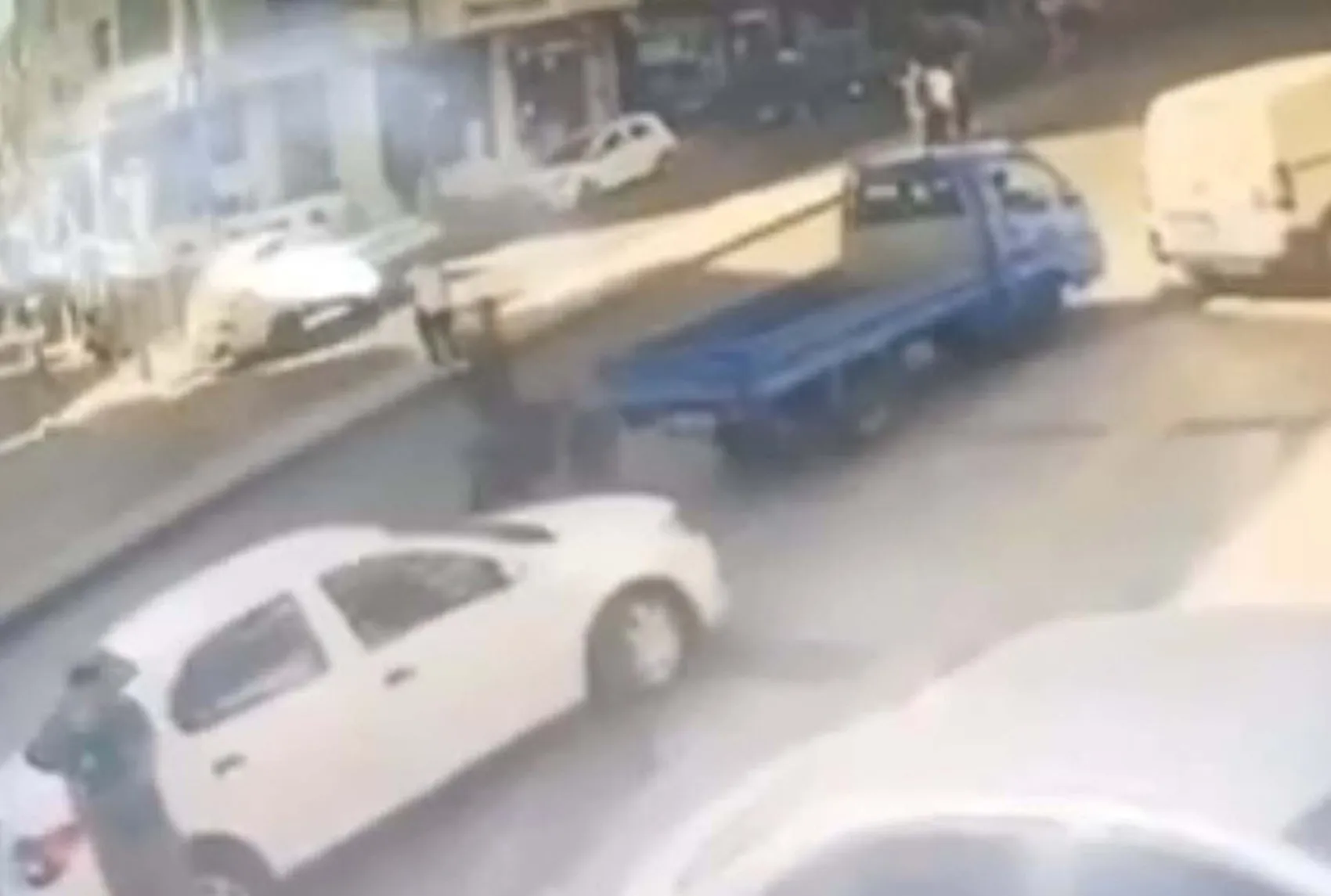 İzmir'de saniyelerle gelen dehşet: Park halindeki aracın kapısı bisikletliyi hayattan kopardı