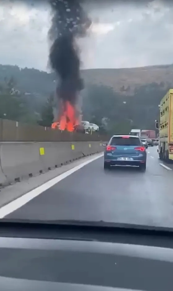 Tarsus yolunda korku dolu anlar: Bariyerlere çarpan TIR alev topuna döndü