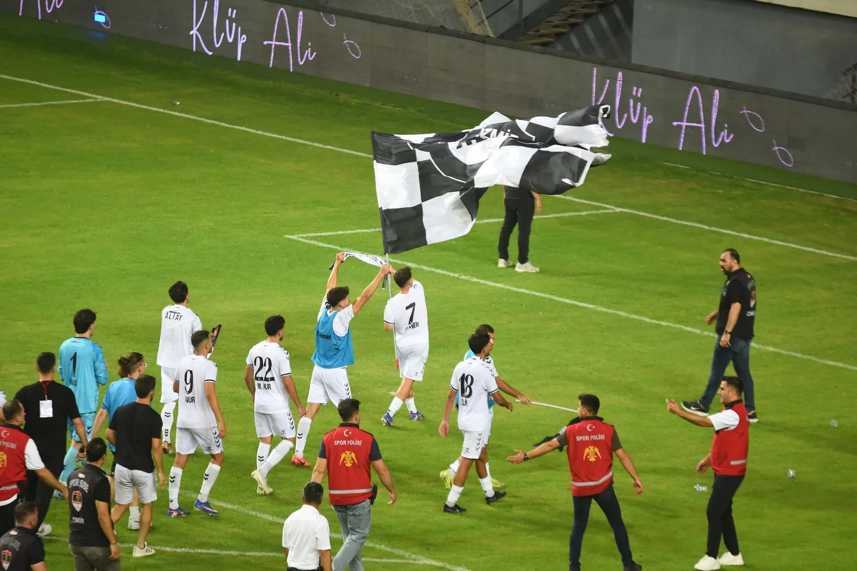 İzmir derbisinde pes etmeyen gençler: Altay imkansızı başarıyor