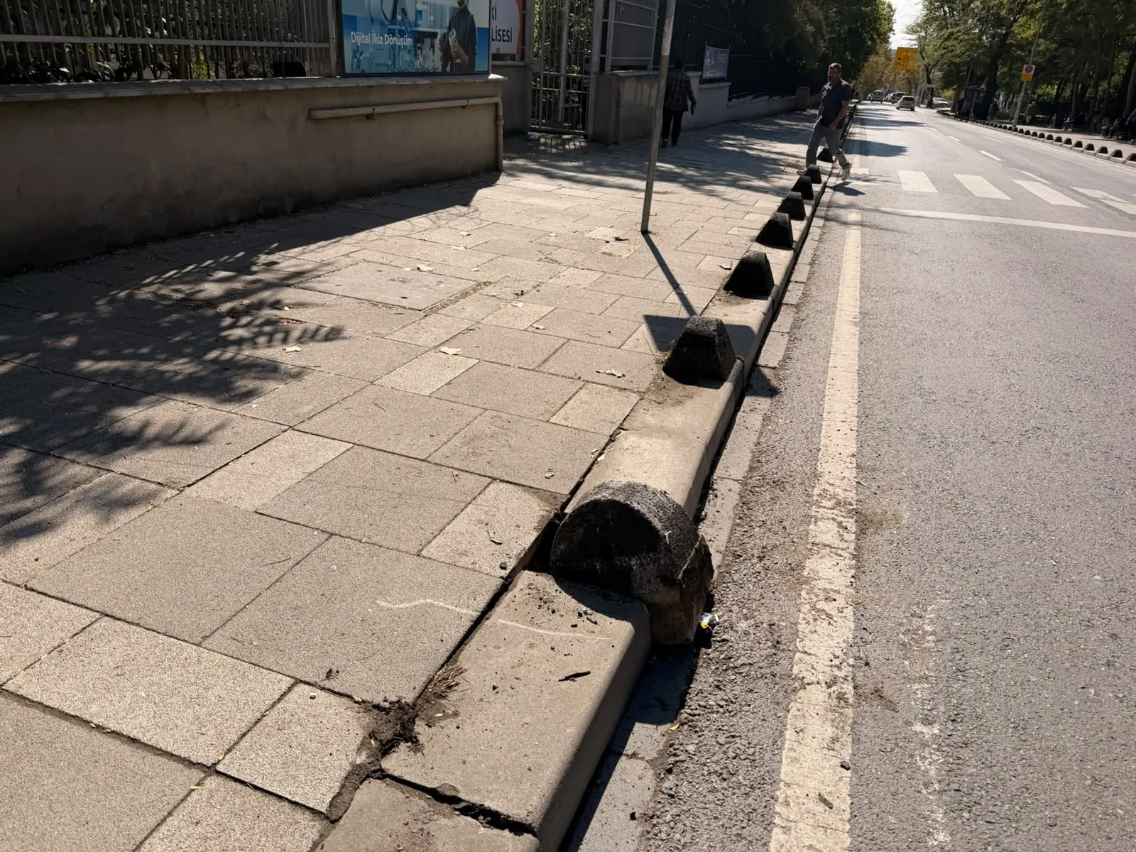 Sabah ders zili çalarken dehşet anları: Okul yolundaki öğrencilere otomobil çarptı
