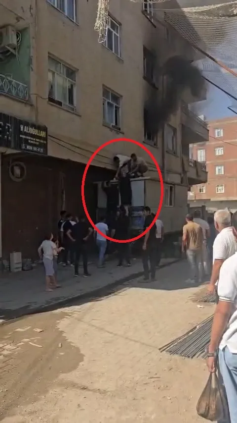 Bismil'de alevlerin arasında kalan kadına konteynerli kurtarma operasyonu