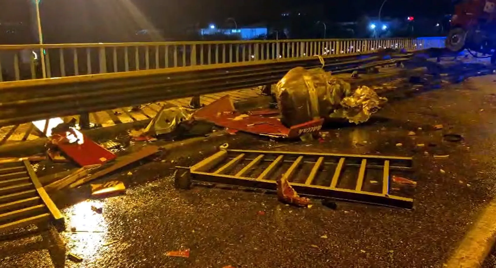 Afyonkarahisar'da dehşet anları: TIR köprüde asılı kaldı