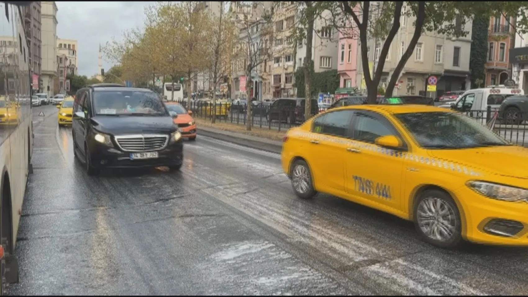 Tarlabaşı Bulvarı'nda İETT otobüsleri birbirine girdi: Trafik felç oldu