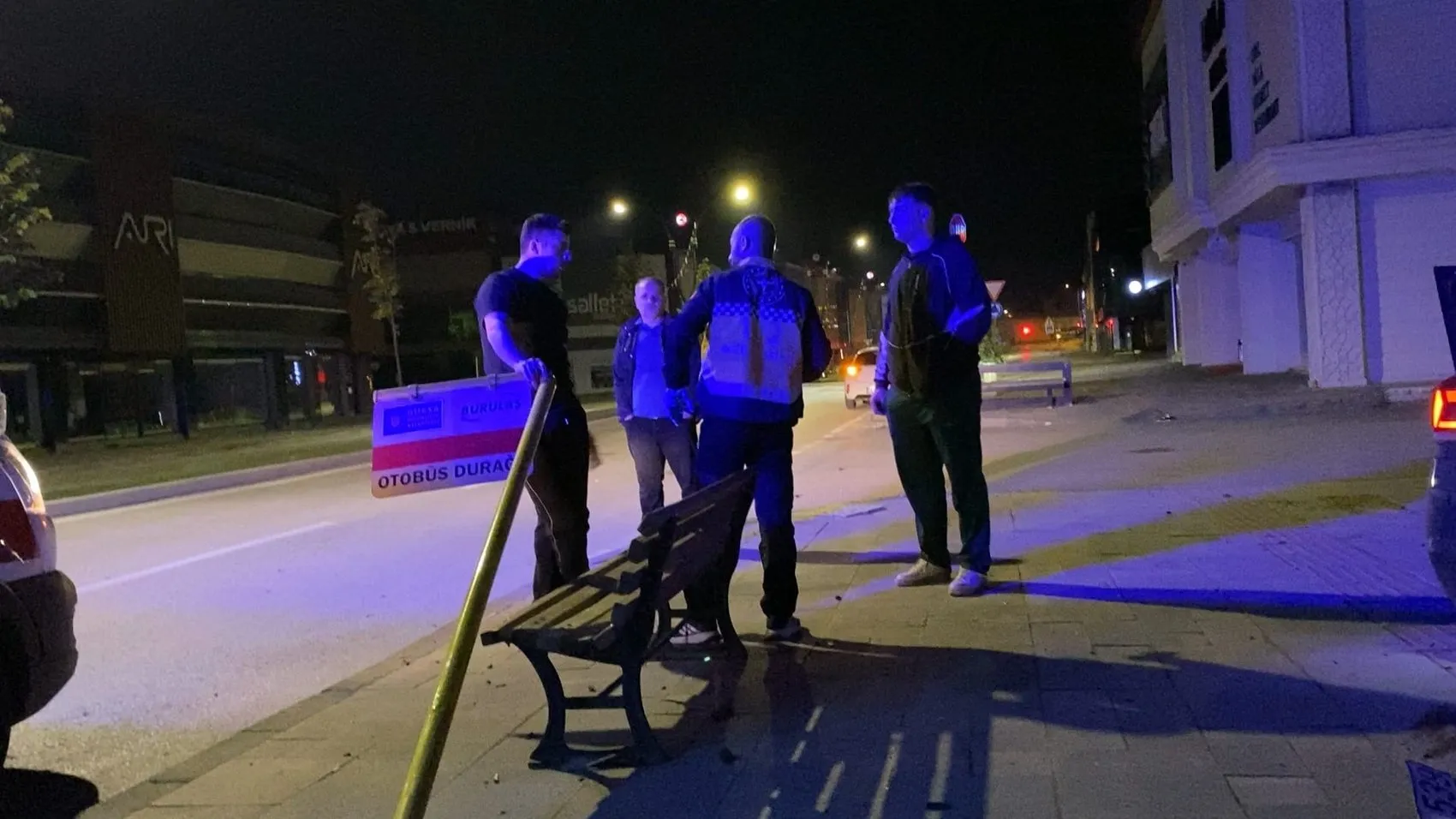 İnegöl'de gece yarısı dehşeti: Kontrolden çıkan araç elektrik panosuna daldı