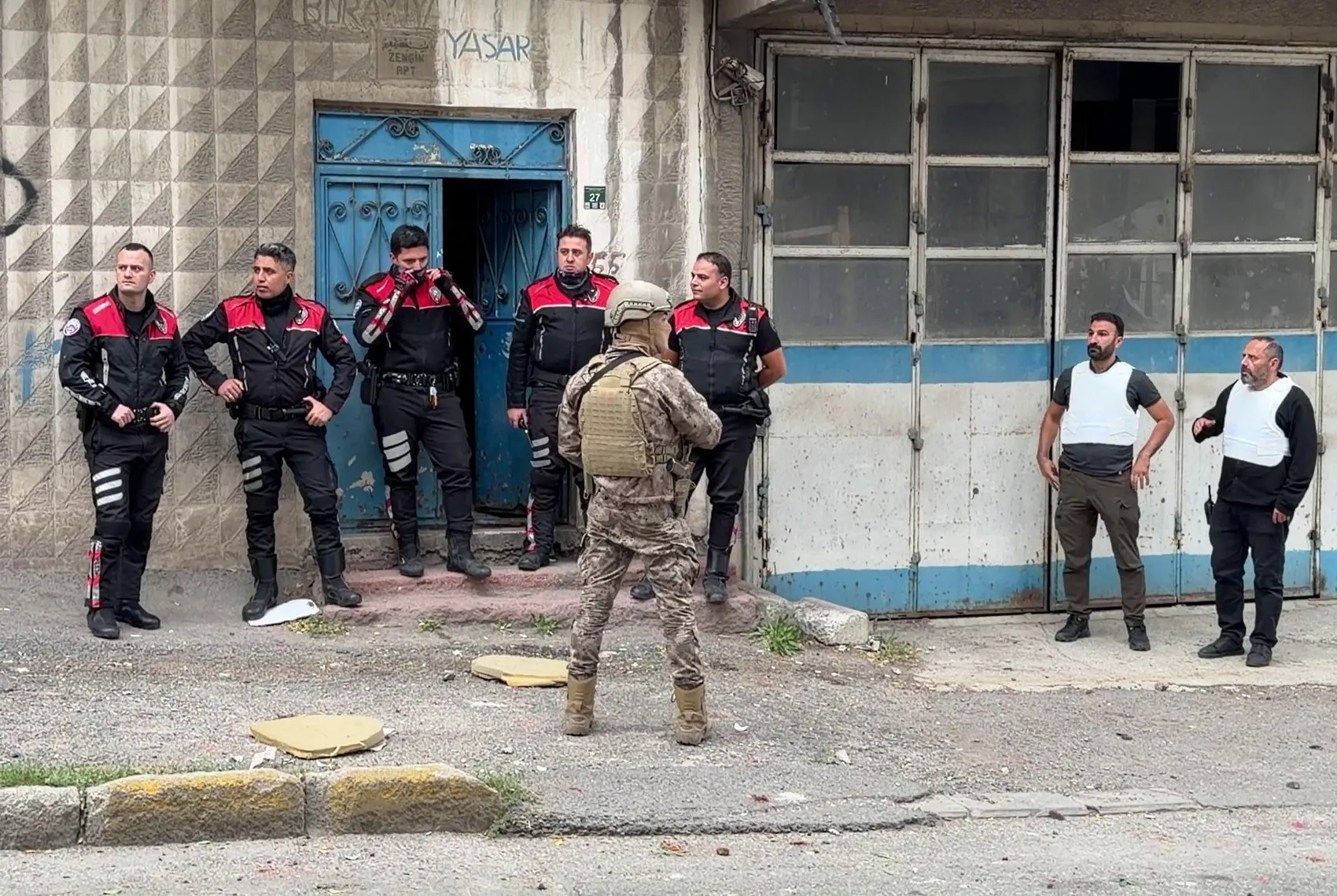 Erzurum'da aile kavgası kanlı bitti: Biri polis 12 kişi yaralandı
