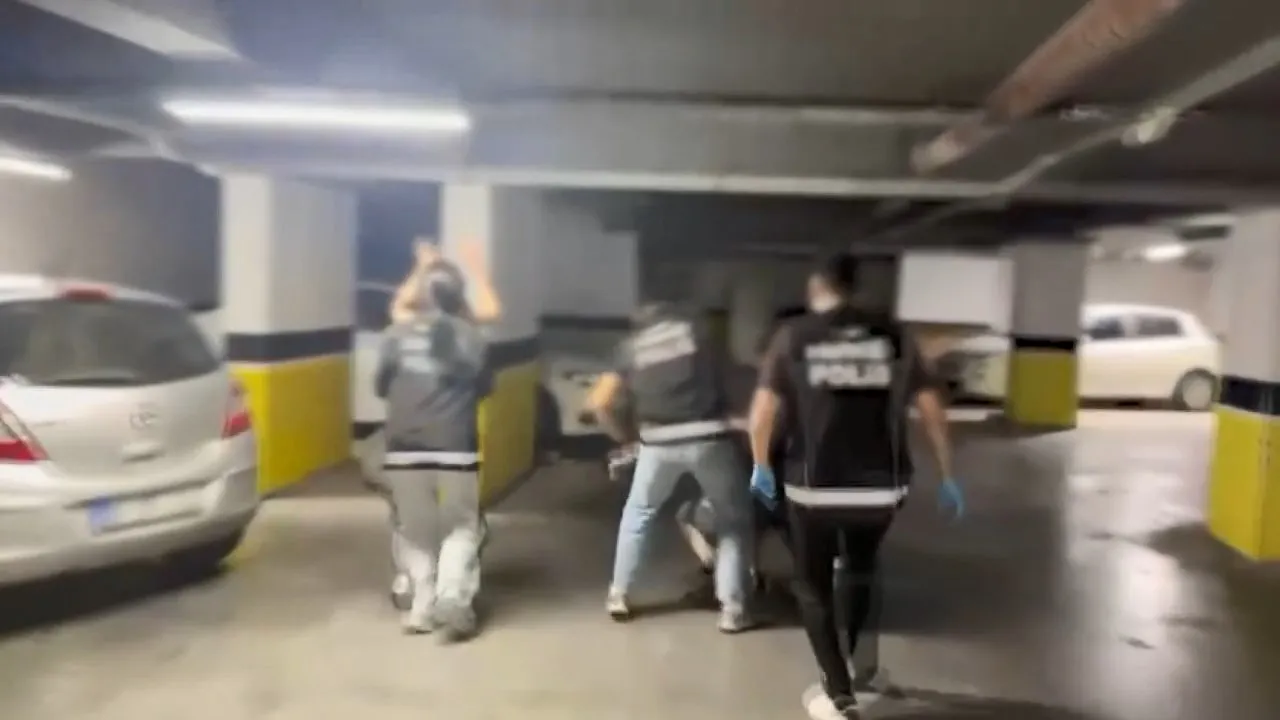 İstanbul Narkotik ekiplerinden zehir tacirlerine çifte darbe: 26 kiloluk sevkiyat engellendi