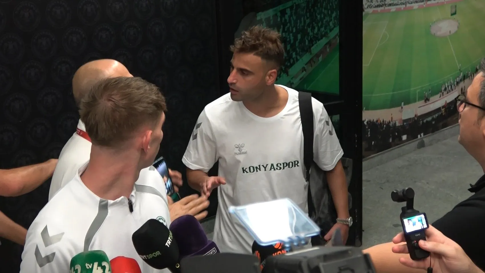Konyaspor-Trabzonspor maçında saha kenarında gergin anlar: Deniz Türüç'ten TFF temsilcisine sert tepki