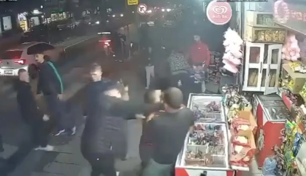 Gaziosmanpaşa'da sokak ortasında şiddet: Eski komşular arasında hesaplaşma kamerada