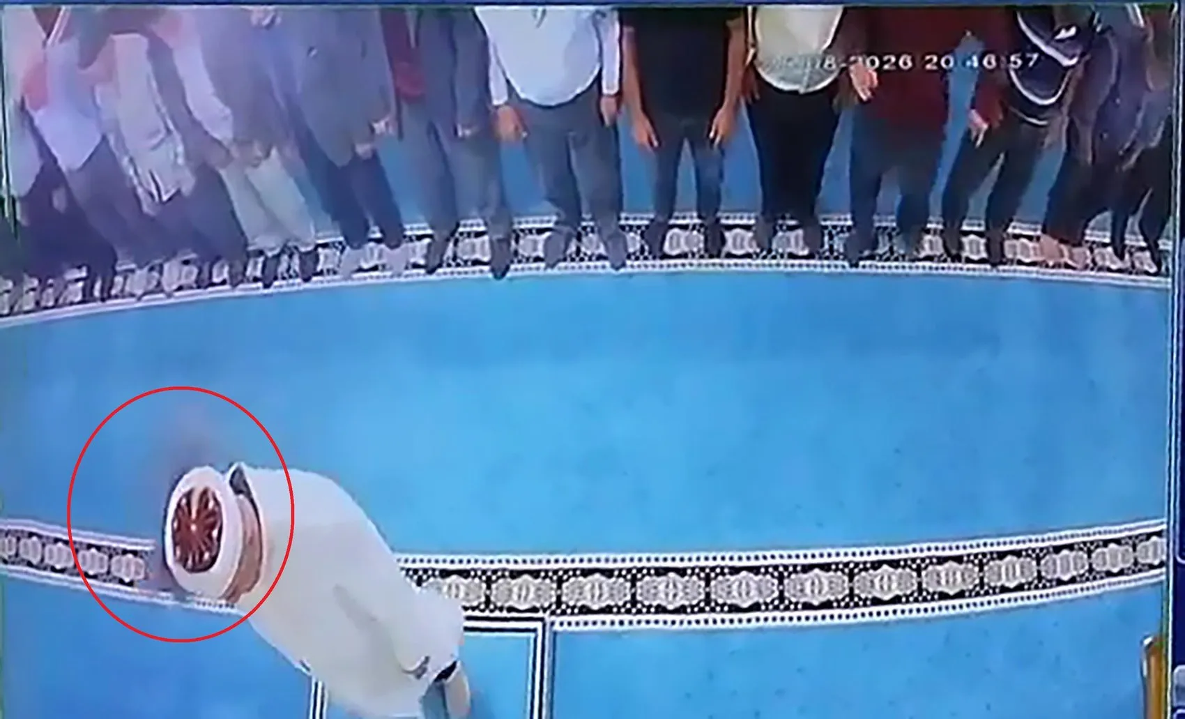İbadethanede vicdanları sızlatan anlar: Kediyi tekmeledi, imamın başına çarptı