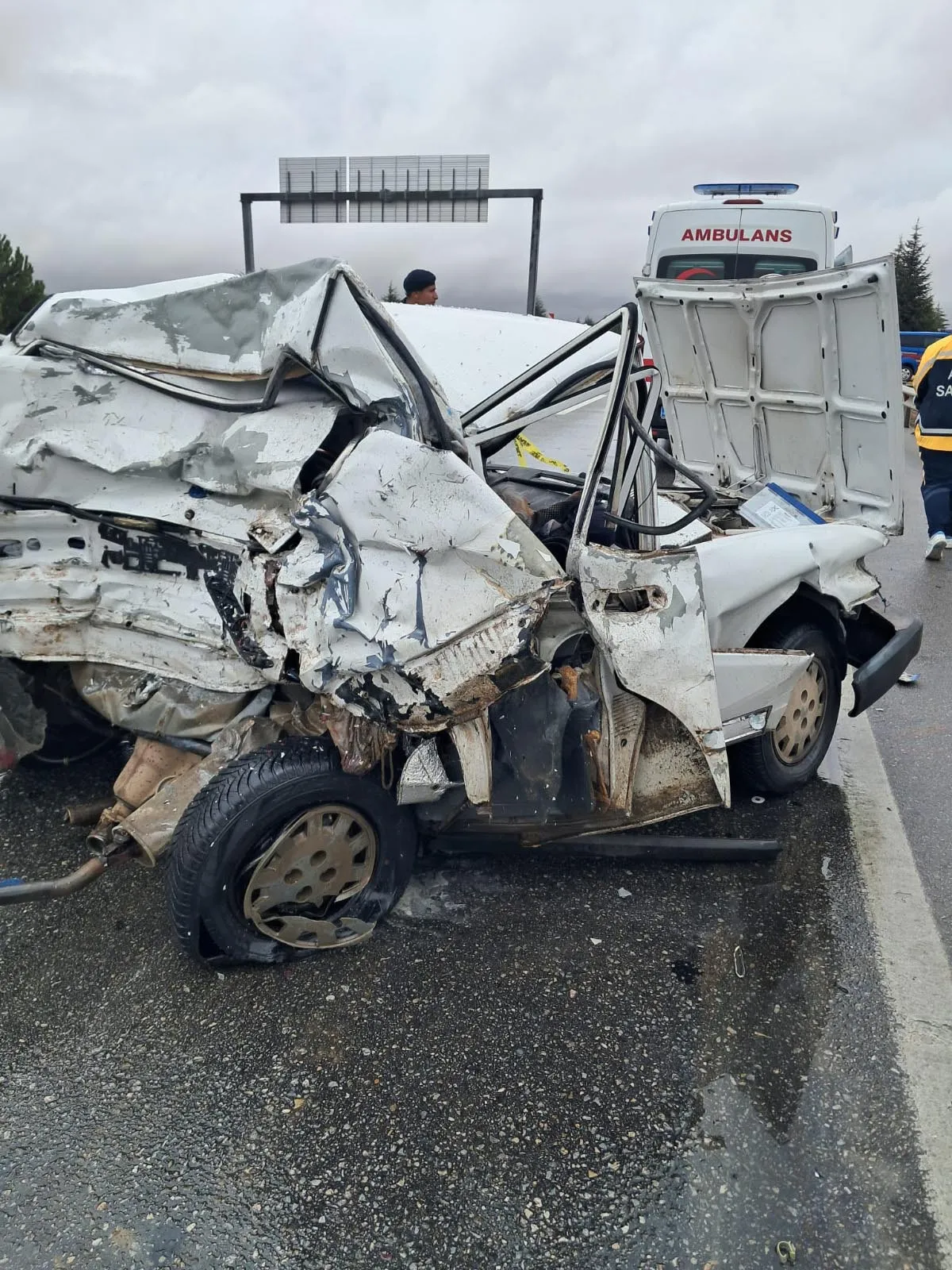 Eskişehir yolunda feci kaza: Otomobil hurdaya döndü, iki kişi hayatını kaybetti