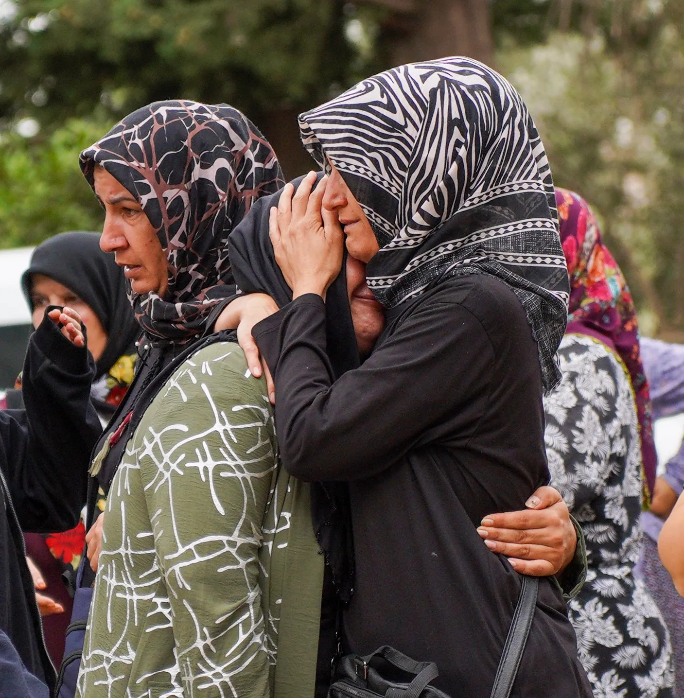 Antalya'da yürek yakan veda: Katledilen aile yan yana defnedildi