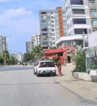 Adana'da saniyelerle gelen mucize: Kontrolden çıkan otomobil dehşet saçıyordu