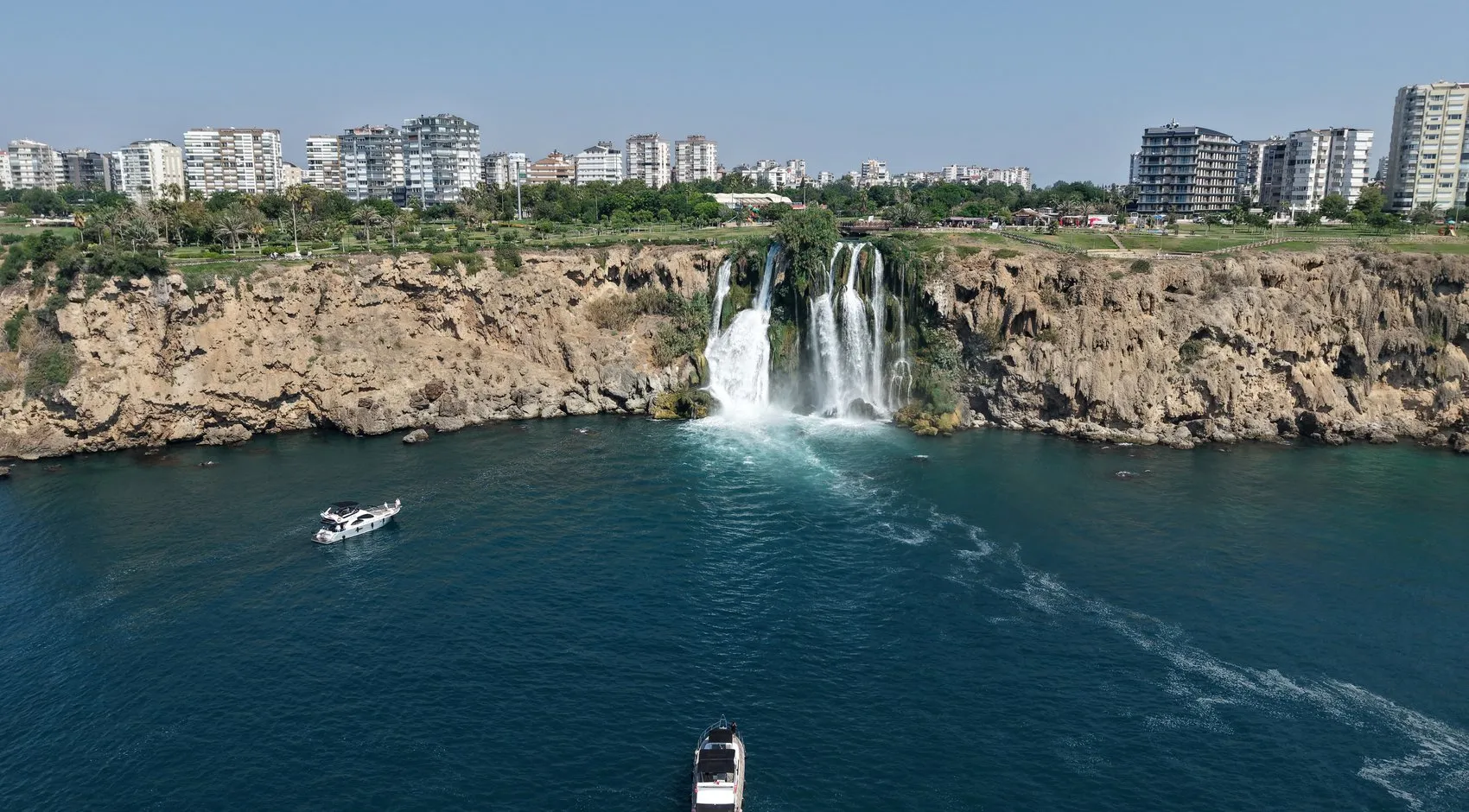 Antalya'nın kalbinde görsel şölen: 40 metrelik dev şelale turistleri büyüledi