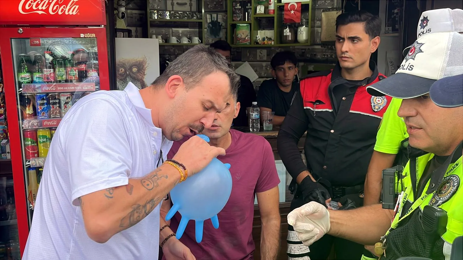 Edirne'de şaşkına çeviren kaza: Alkometreyi üflemek yerine içine çekti