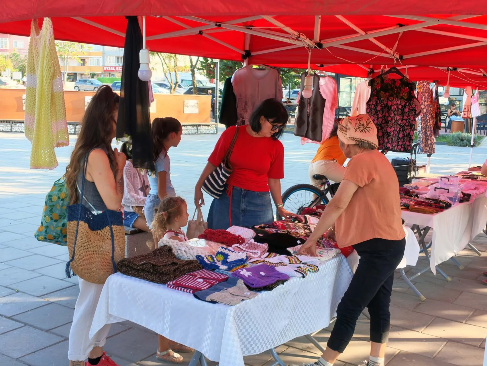 Keşanlı kadınların ilmek ilmek ördüğü dayanışma: 15 öğrencinin yüzü güldü