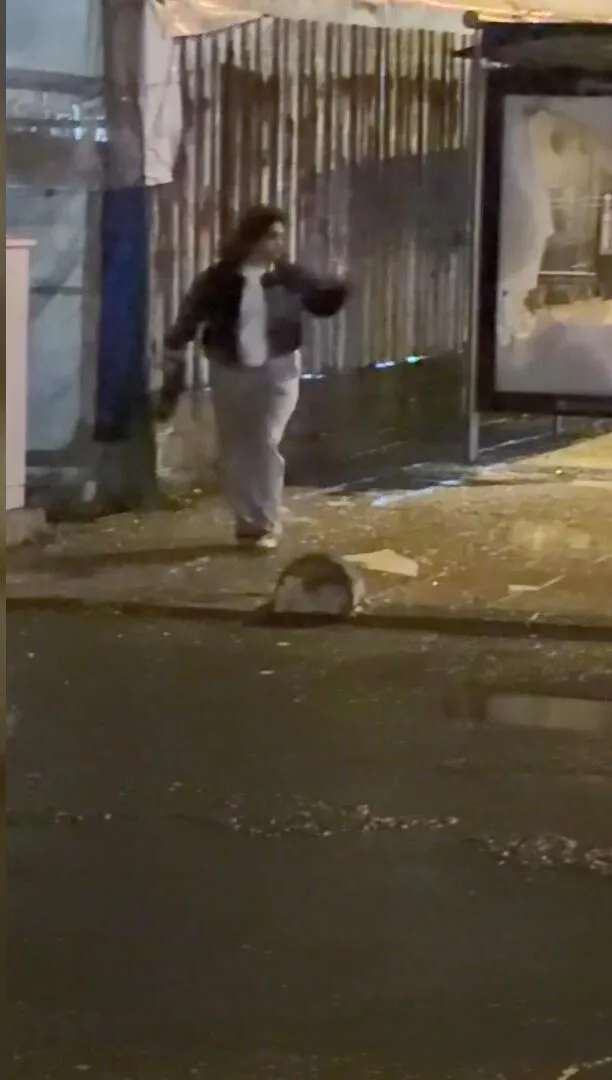 Arnavutköy'de gece yarısı dehşeti: Durağı taşladı, çevreye hakaretler yağdırdı
