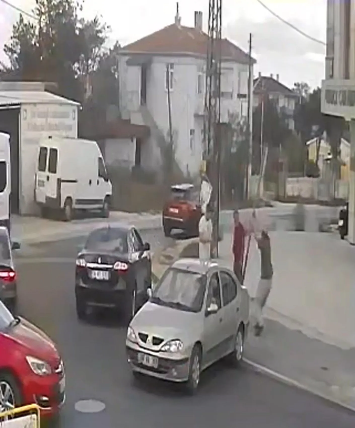 Kaza sonrası şaşkına çeviren anlar: Tabelayı suçlu ilan edip sökmeye kalkıştı