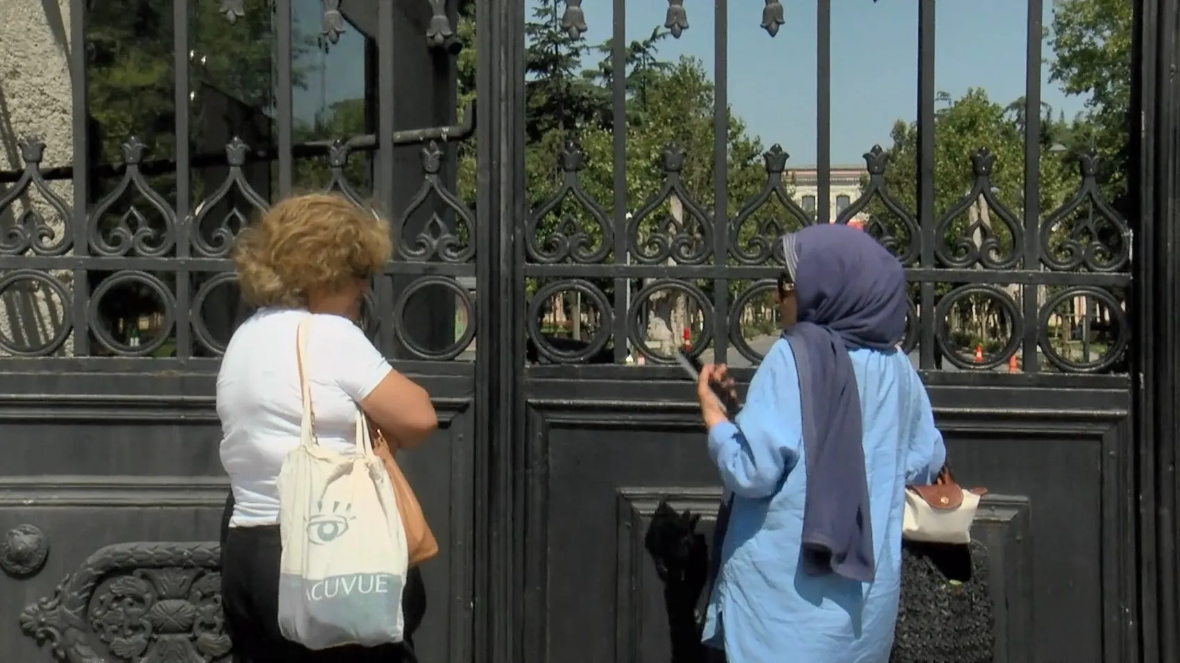 KPSS maratonunda ilk etap geride kaldı: Adaylar ter dökerken aileler dışarıda nöbet tuttu