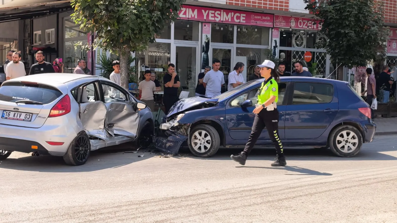 İnegöl'de dehşet anları: Kontrolden çıkan otomobil karşı şeride uçtu