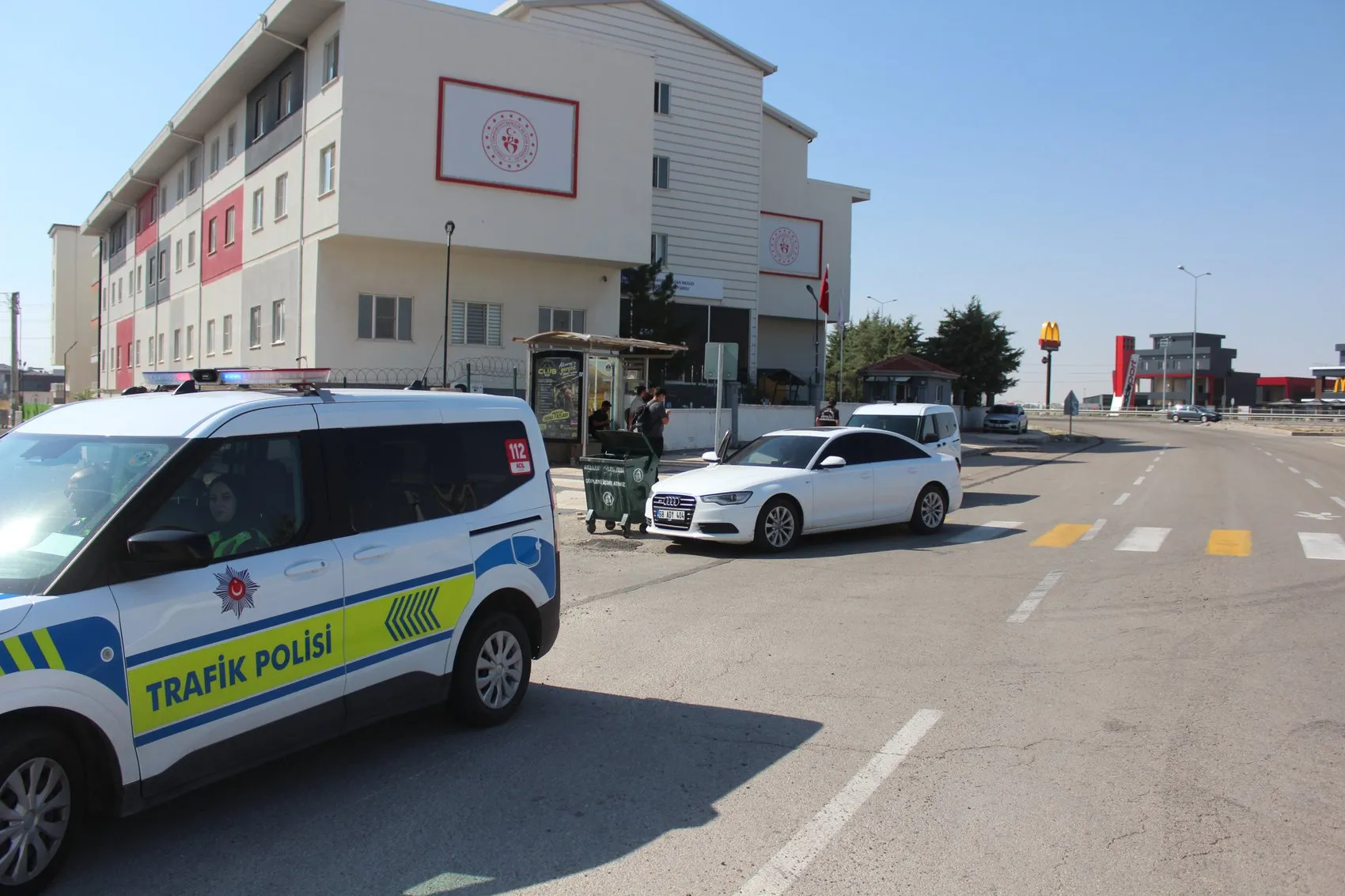 Durakta dehşet anları: Yolcu tartışması silahlı kavgaya dönüştü, şoför yaşam savaşı veriyor