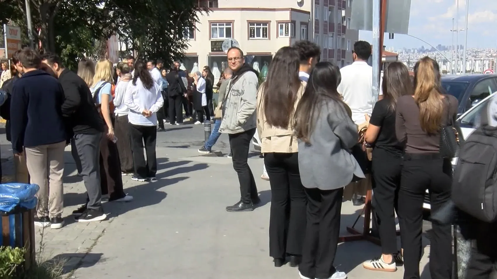 Küçükçekmece'de elektrikli araç paniği: Otoparkta dumanlar yükselince iş merkezi boşaltıldı