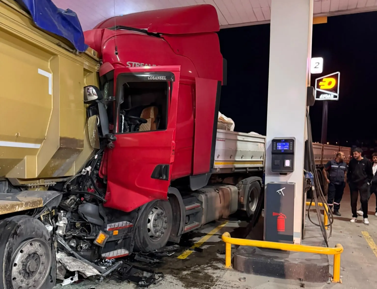 Saniyelerle gelen mucize: Polisler ölümden döndü