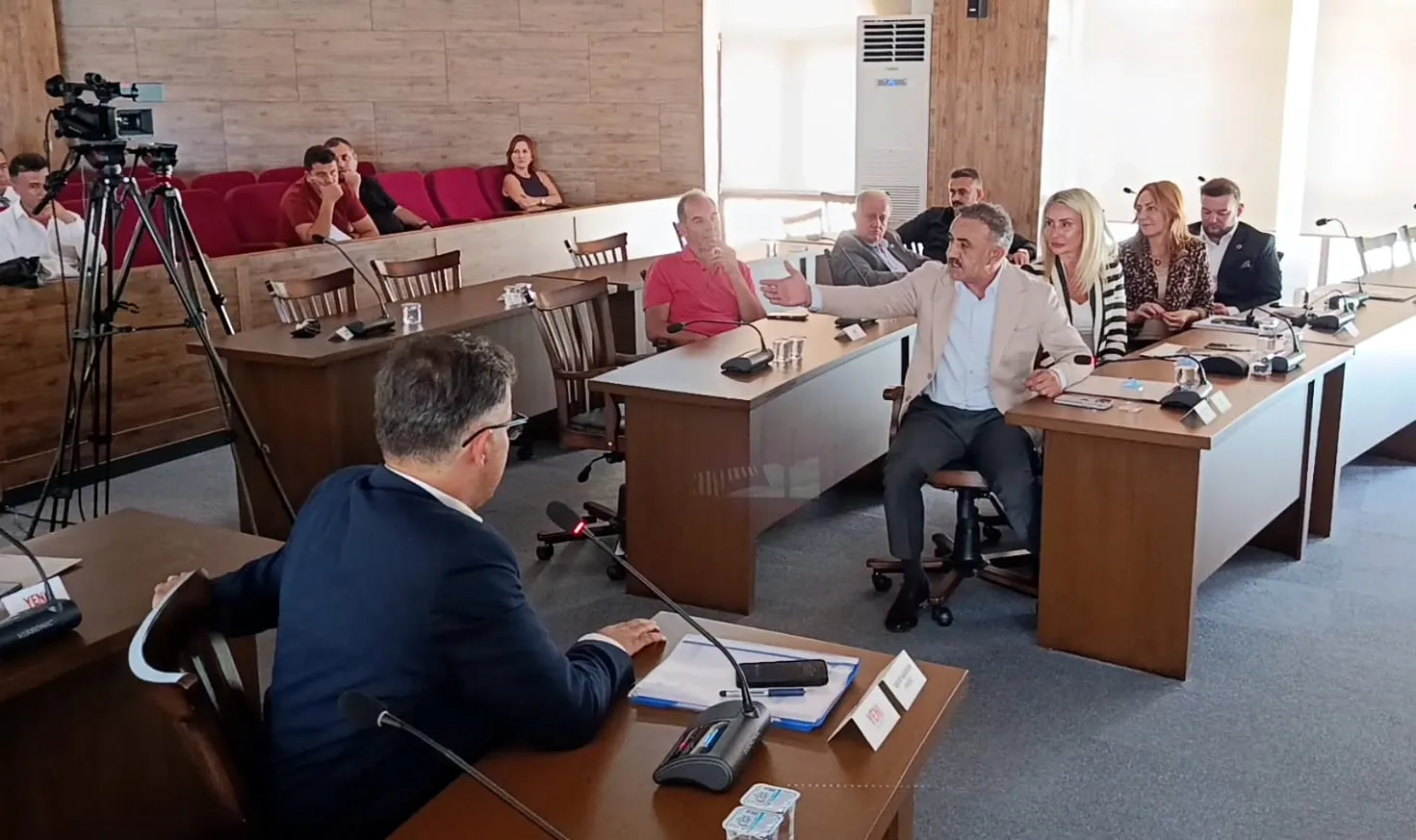 Edirne Belediye Meclisi'nde tansiyon yükseldi: Sözlü tartışma fiziksel kavgaya dönüştü