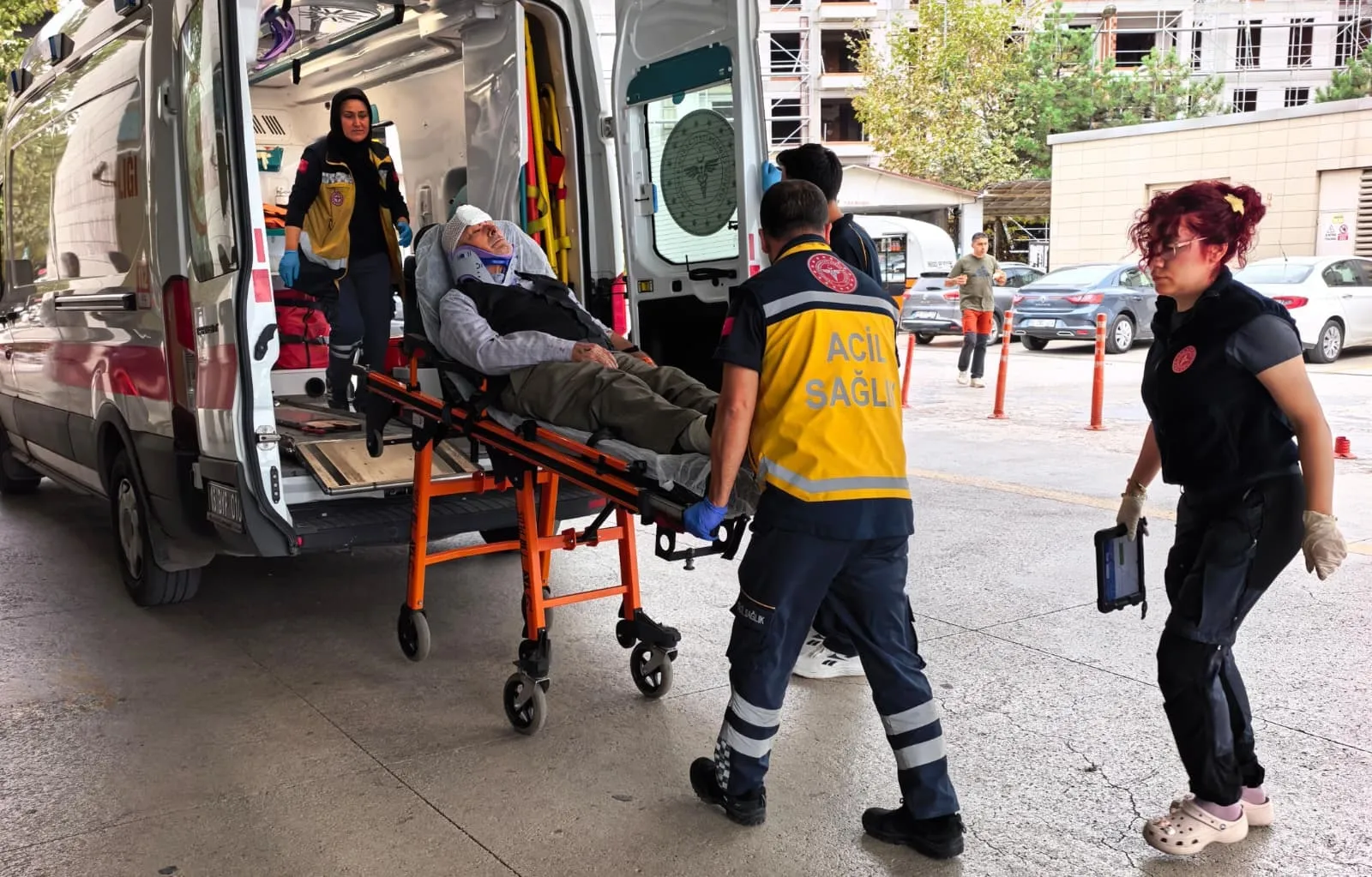 İnegöl yolunda korkutan kaza: Yaşlı çiftin otomobili şarampole yuvarlandı