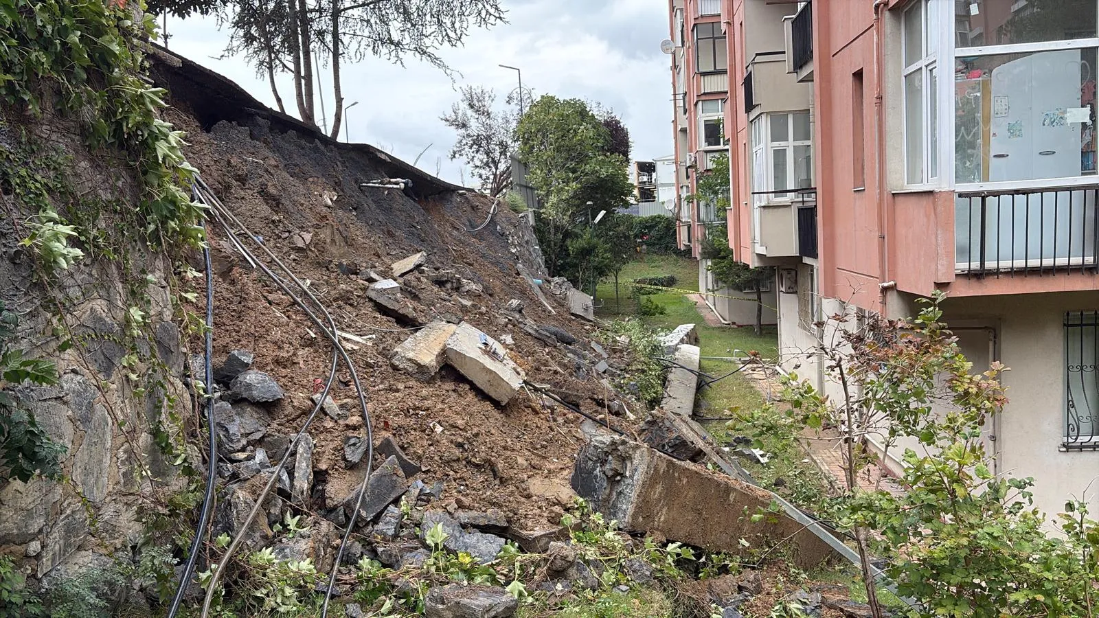 Etiler'de korkutan çökme: Lise duvarı site bahçesine devrildi