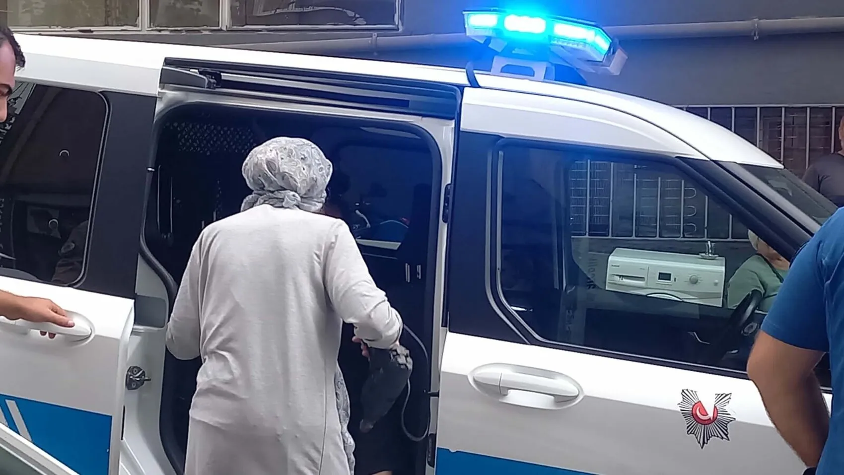 Manisa'da apartman sakinlerini dehşete düşüren komşu dehşeti: Matkapla kapıyı parçaladı