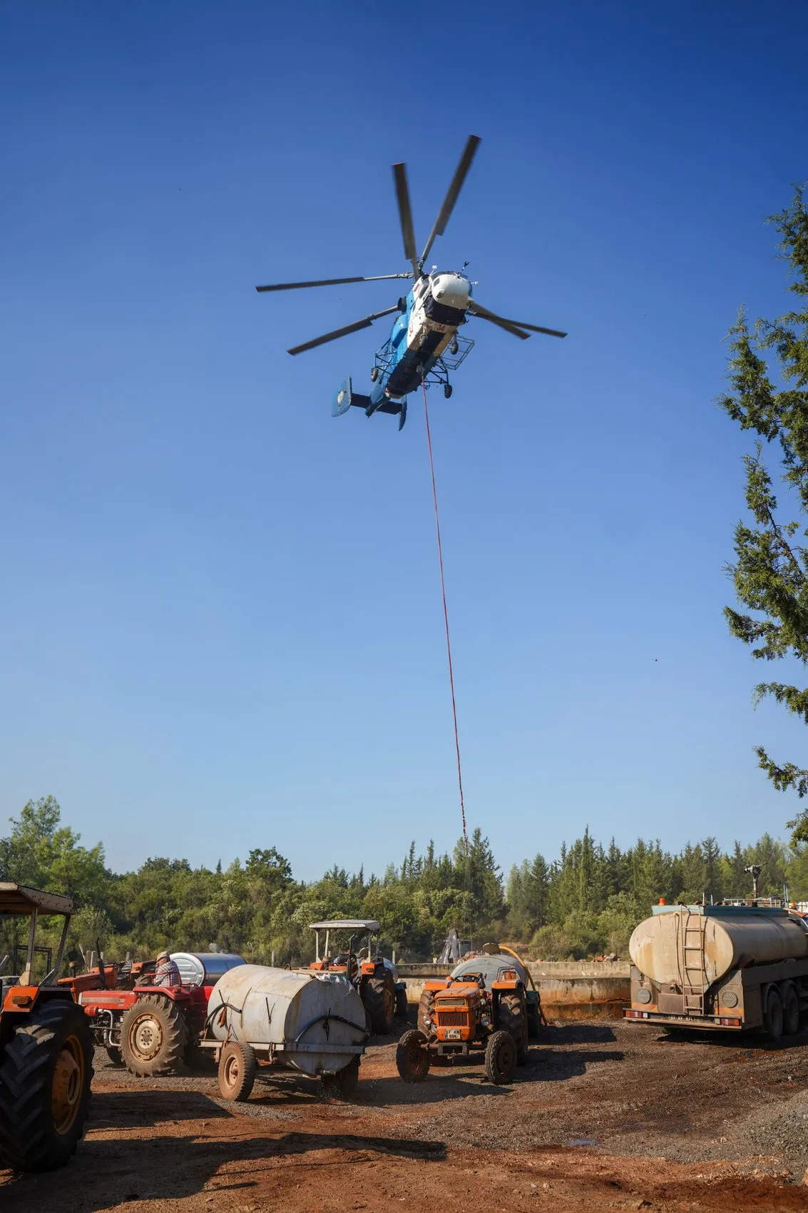 Alevlerle mücadelede imece usulü: Köylüler kendi paralarıyla aldıkları suyu helikopter havuzuna taşıdı