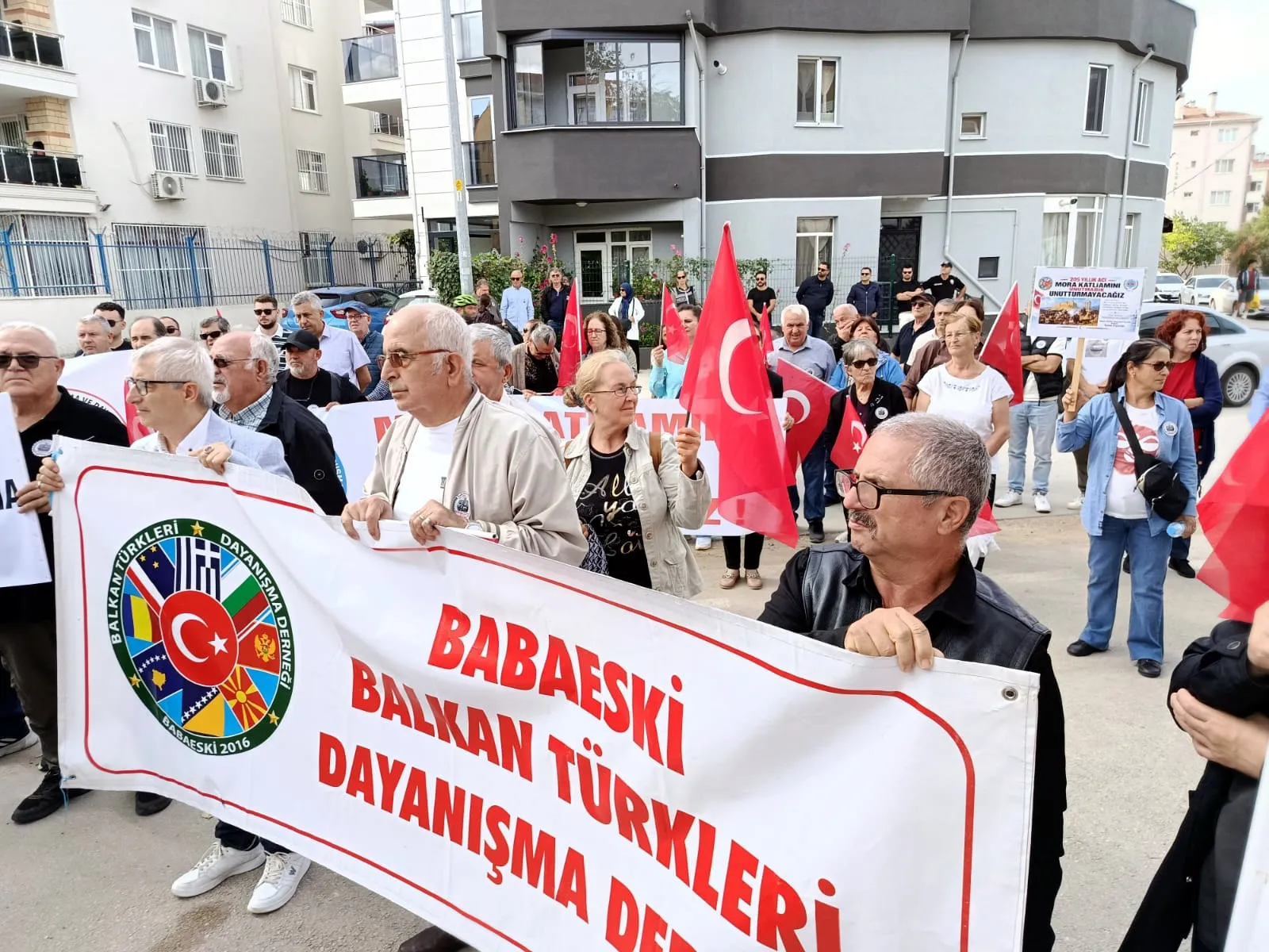 Edirne'de 205 yıllık acı: Yunanistan Konsolosluğu'na siyah çelenkli protesto