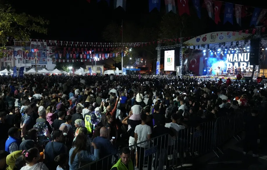 Yenişehir'de Altın Biber Rüzgarı: Manuş Baba ile Müzik Ziyafeti