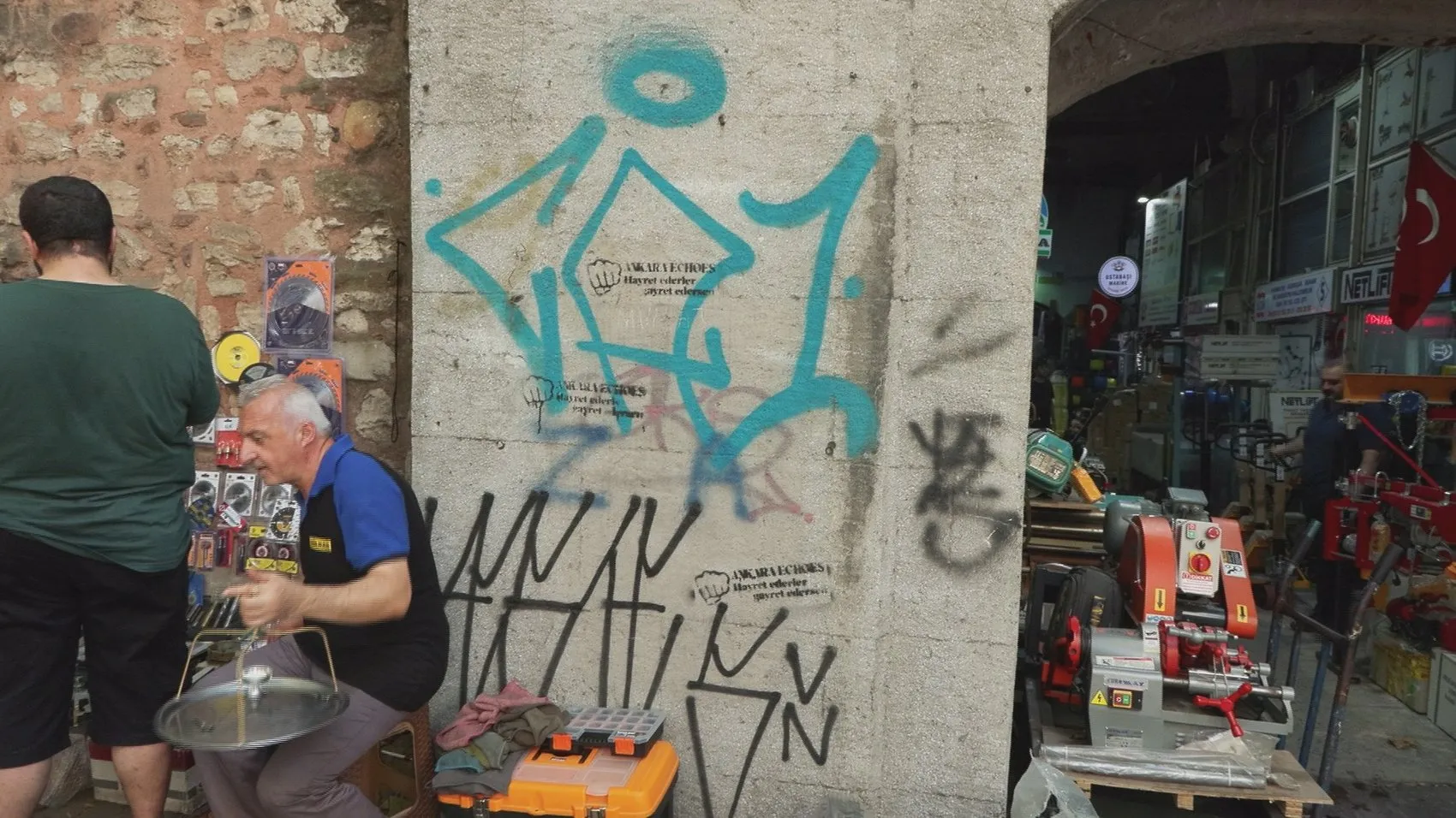 Fatih Sultan Mehmet’in mirası grafiti kurbanı: Tarihi Galata Bedesteni kaderine terk edildi