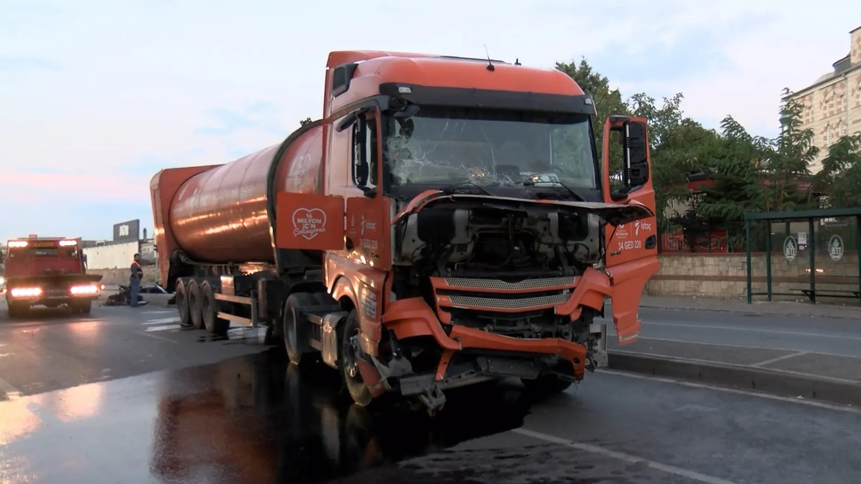 Sabahın ilk ışıklarında Ümraniye'de şiddetli çarpışma: Servis aracı dükkan duvarına çarptı