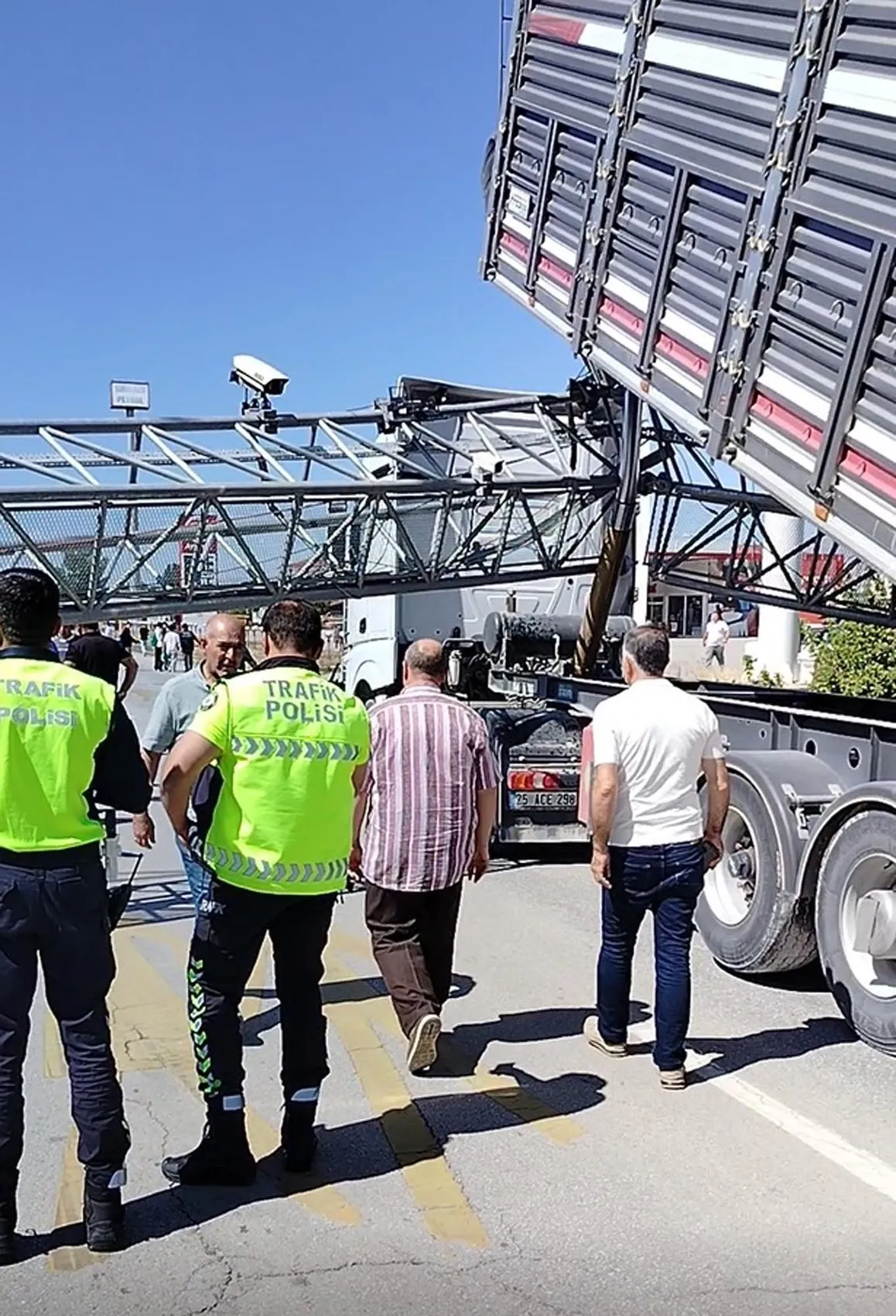 Erzurum yolunda şaşkına çeviren kaza: Damper açık unutulunca EDS direği yerle bir oldu