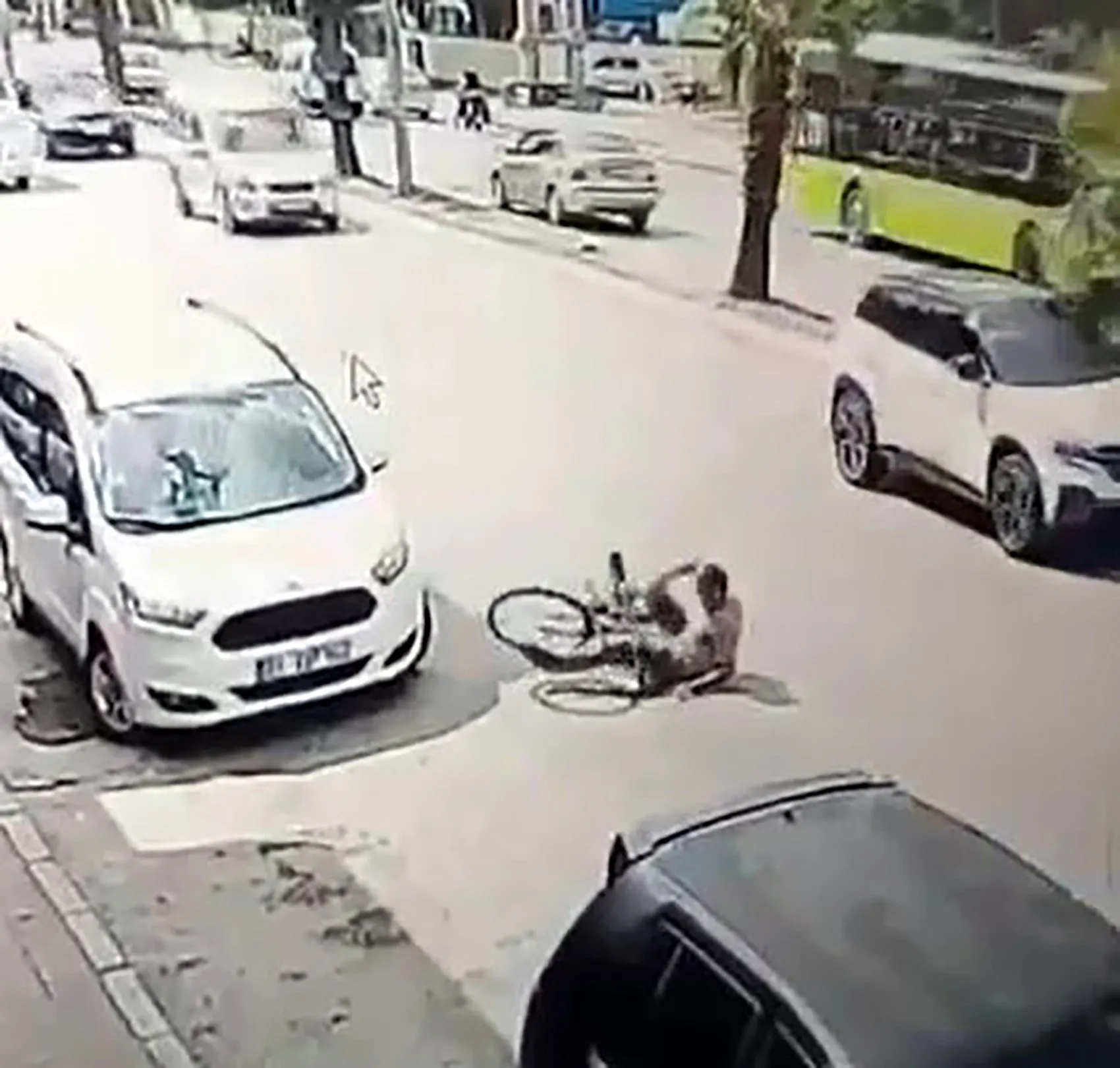 Adana'da dehşet anları: Otobüsün açık kapısı bisikletliyi yola savurdu