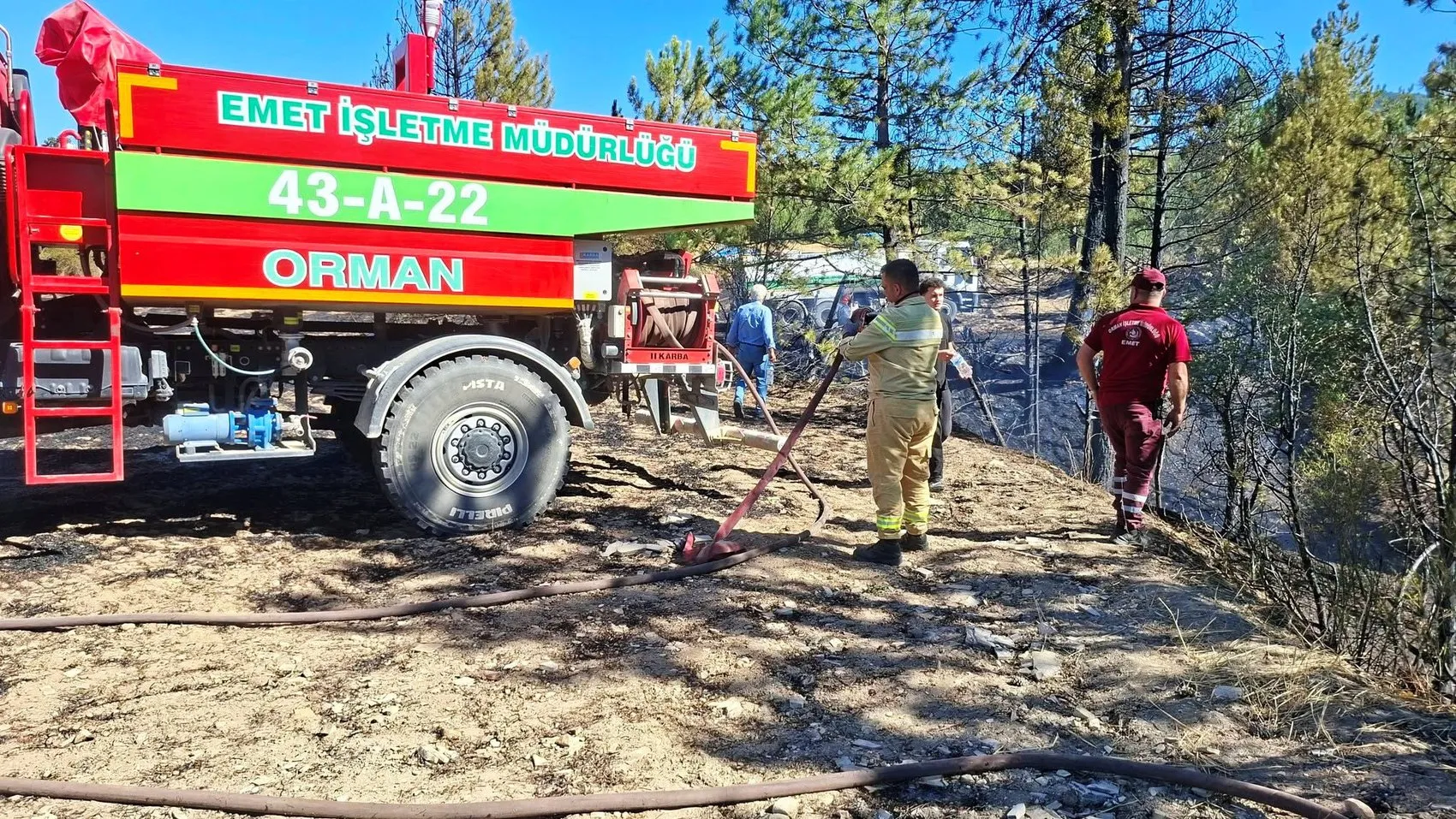 Kütahya'da korkutan alevler: Ormana ulaşmadan durduruldu