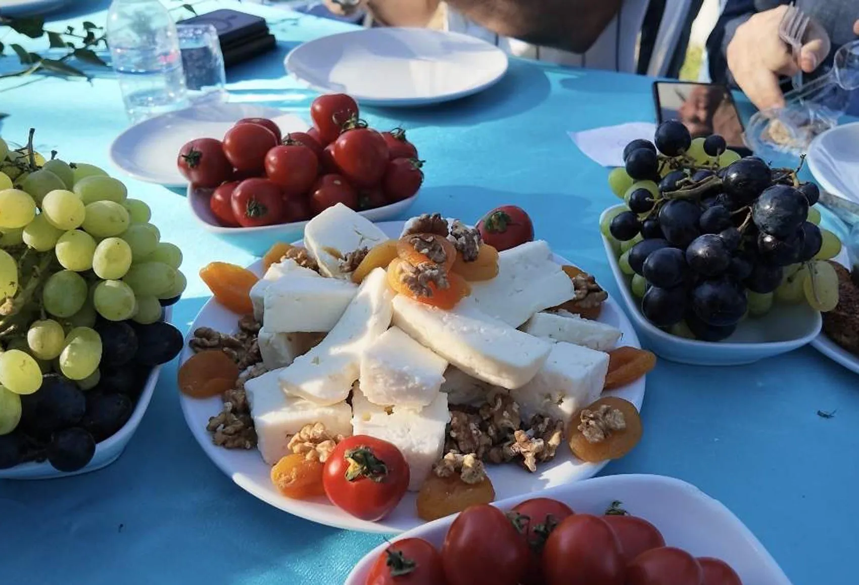 Meriç Nehri kıyısında devasa lezzet şöleni: 150 metrelik sofrada Edirne'nin beyaz altınını taçlandırdılar