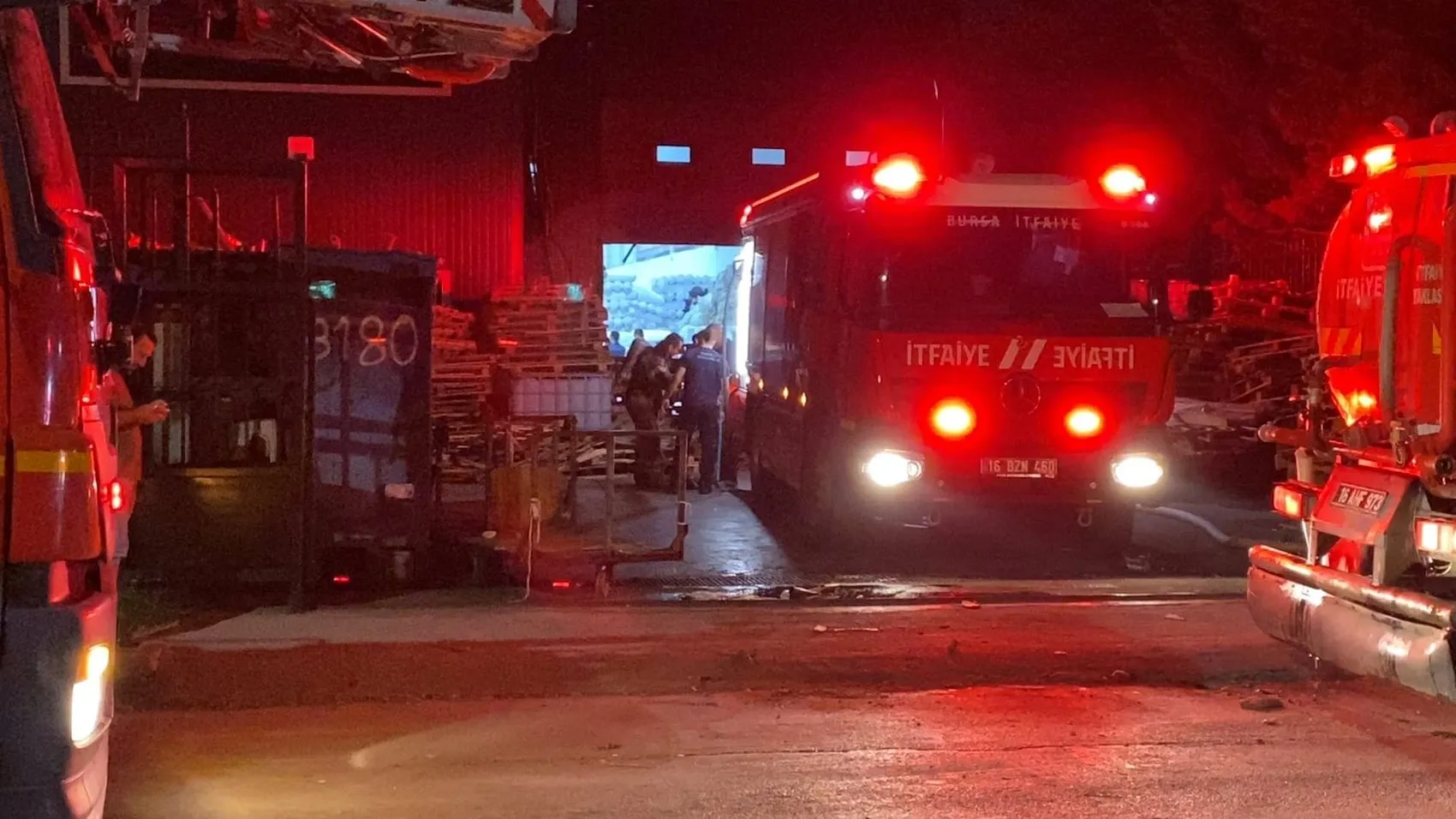 İnegöl sanayisinde gece yarısı paniği: Tekstil fabrikasının çatısı alevlere teslim oldu