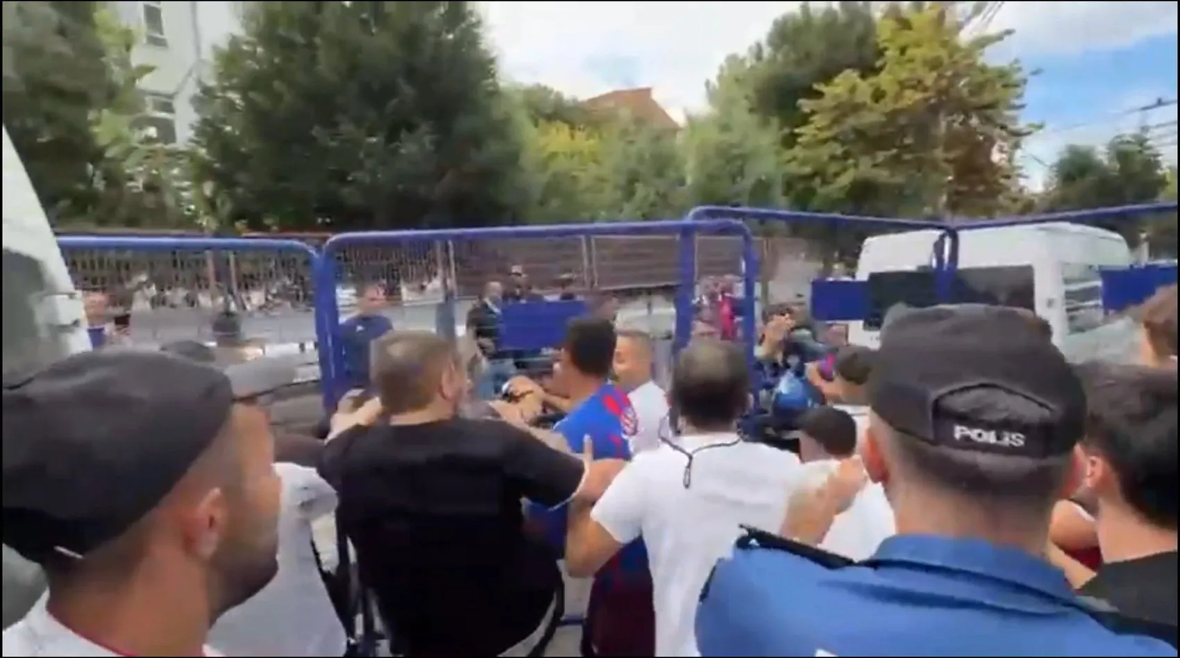 Tribünlerde gergin bekleyiş: Zonguldak'ta futbol heyecanı yerini arbedeye bıraktı