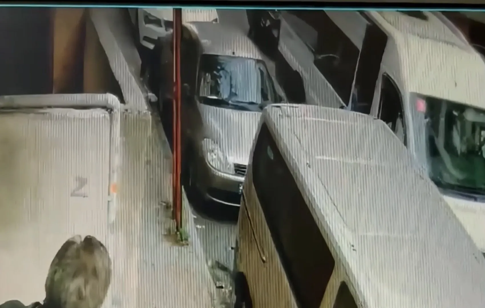 75 yaşındaki adama servis dehşeti: Yol vermediği iddiasıyla yumruklayıp kaldırıma savurdu